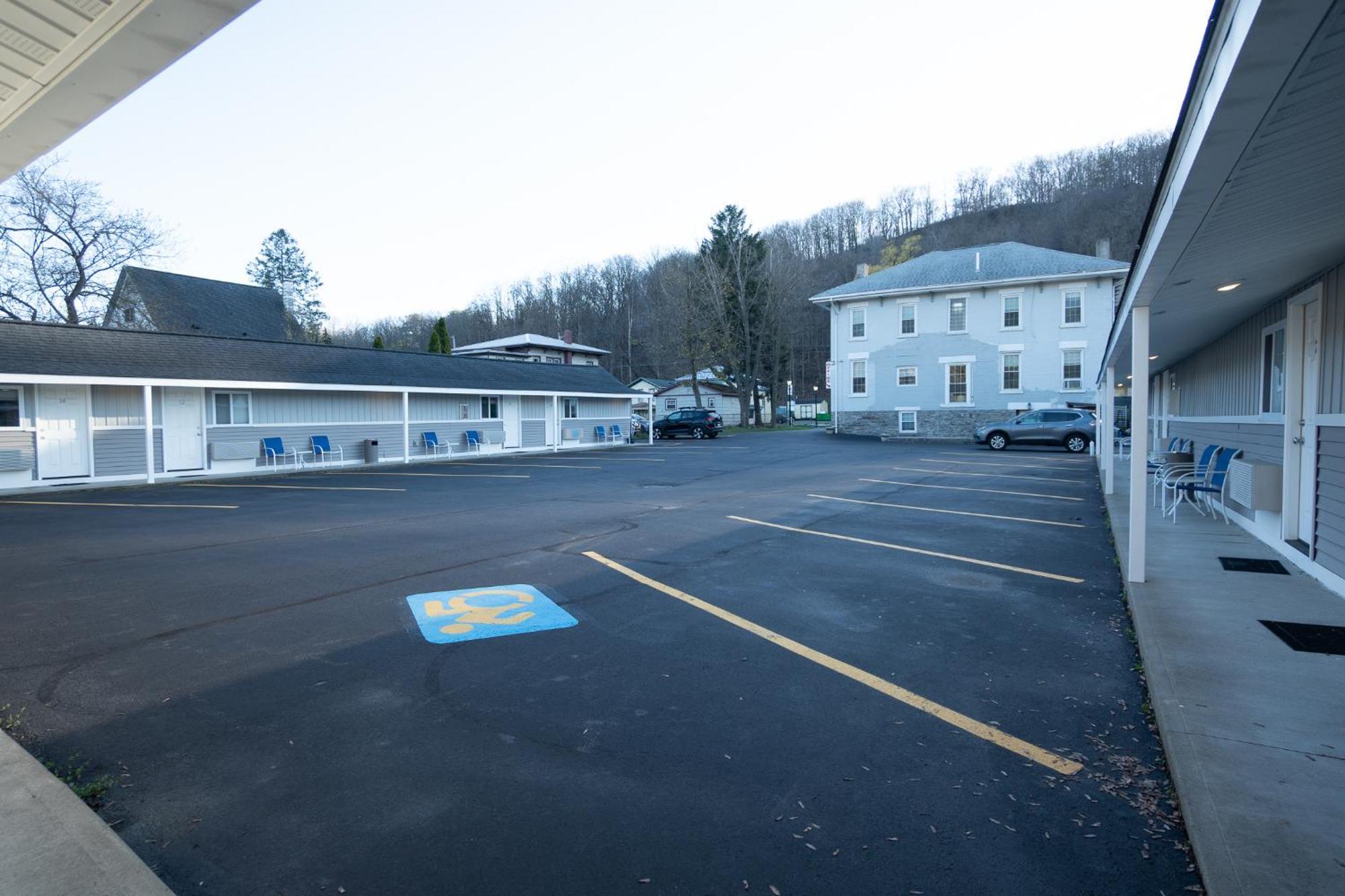 Watkins Motel วัตกินส์เกลน ภายนอก รูปภาพ